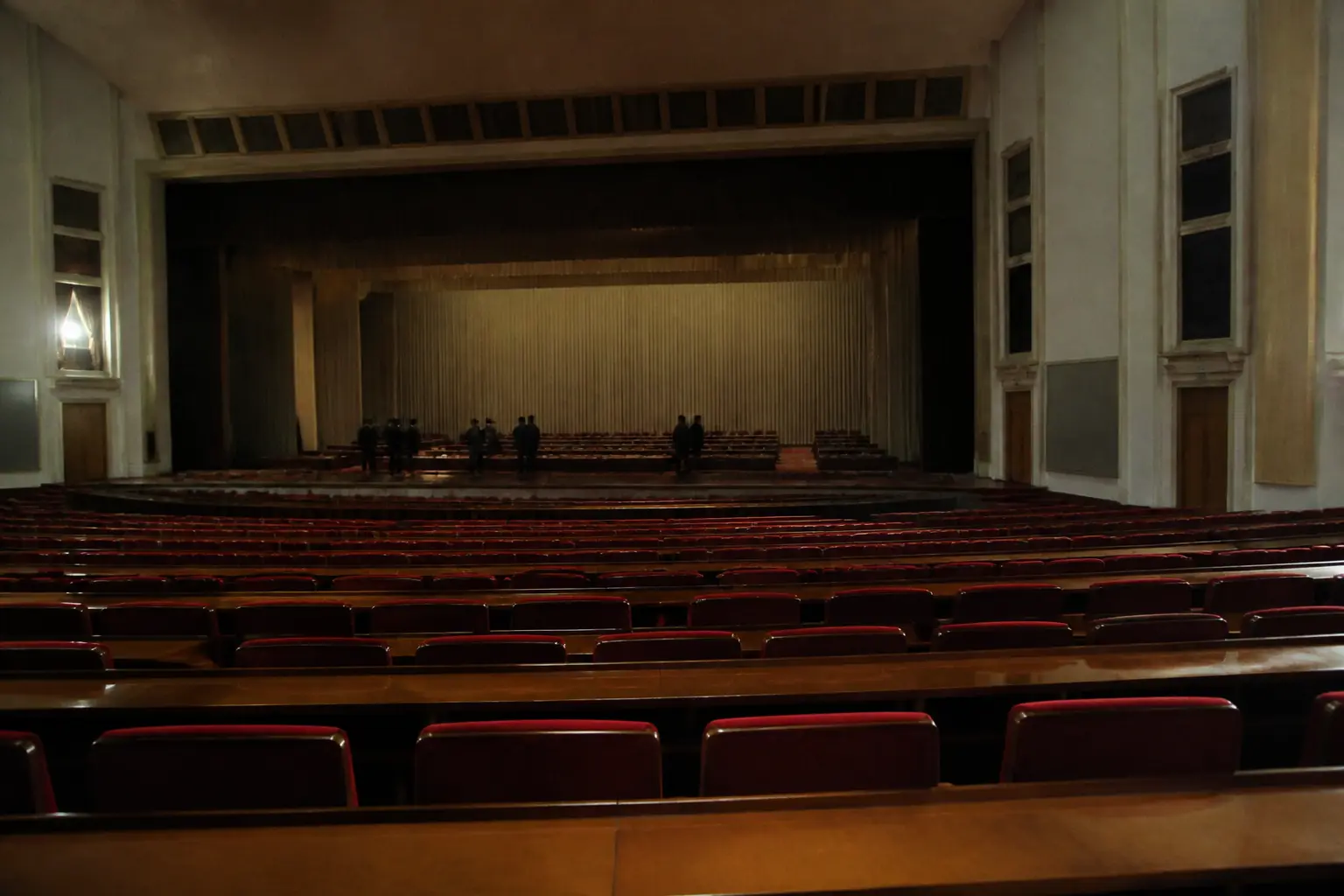 Rangées de chaises vides dans une vaste salle de conférence à Pékin