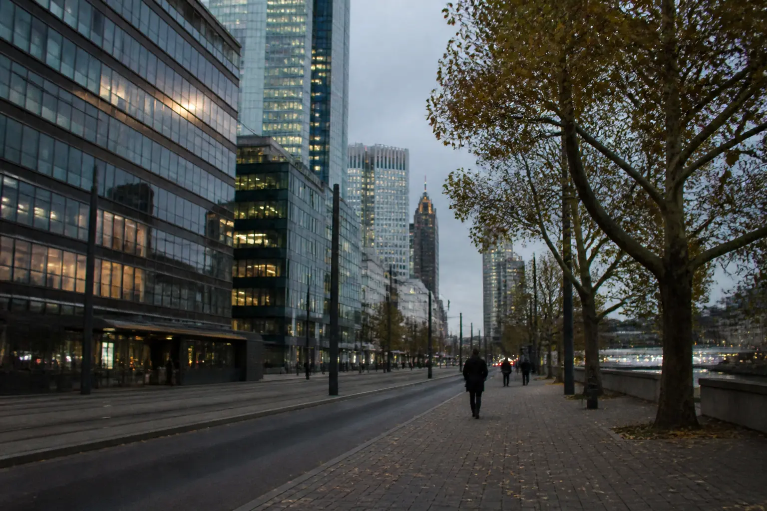 Tours de bureaux dans le quartier financier de Francfort au crépuscule