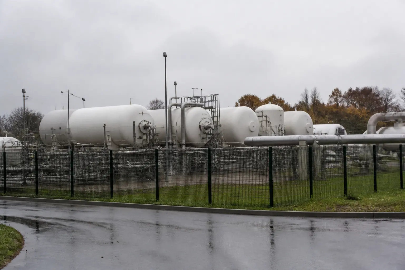 Réservoirs de stockage de gaz et tuyauteries d'un site industriel sous un ciel d'automne gris