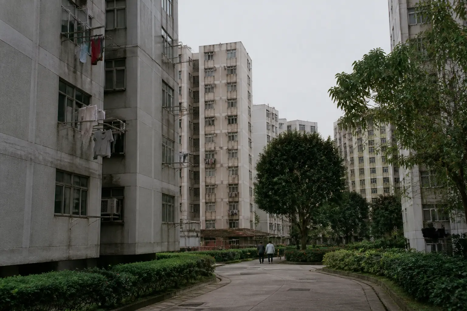 曇り空の朝、香港・新界にある公営住宅団地。