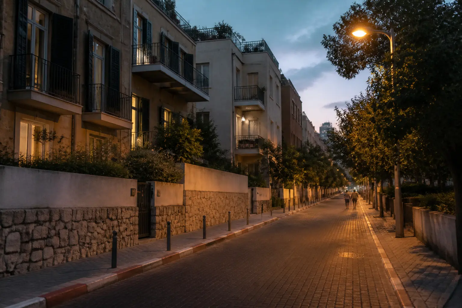 黄昏时分一条安静的住宅街道,远处有行人