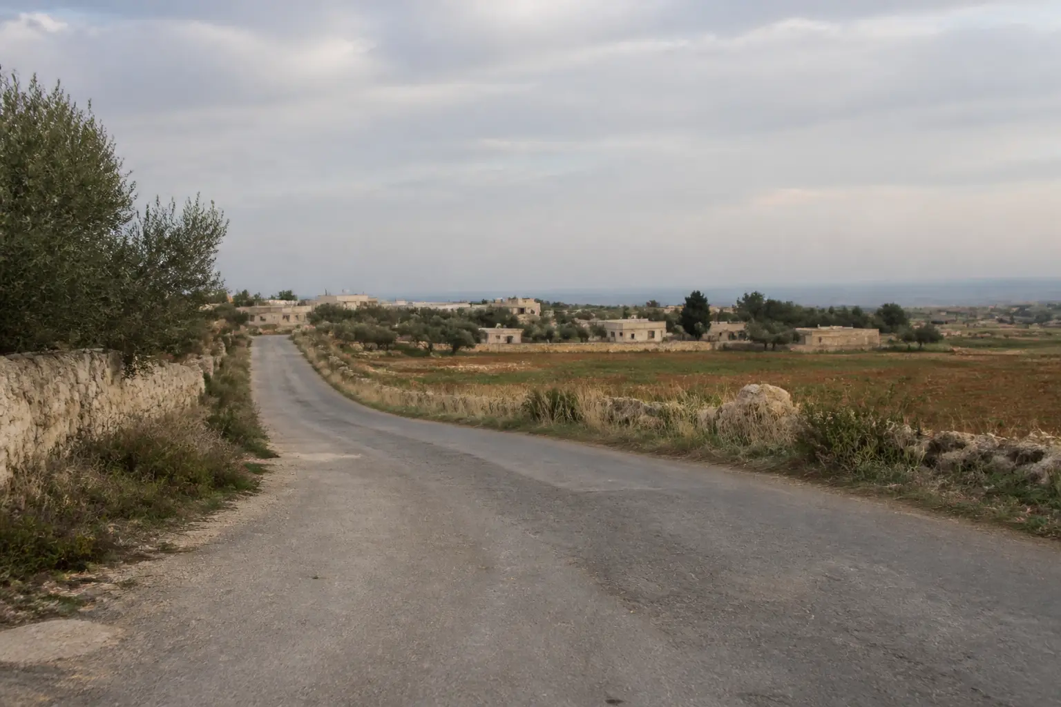 Ländliche Straße und Ackerland im Süden Syriens nahe der jordanischen Grenze