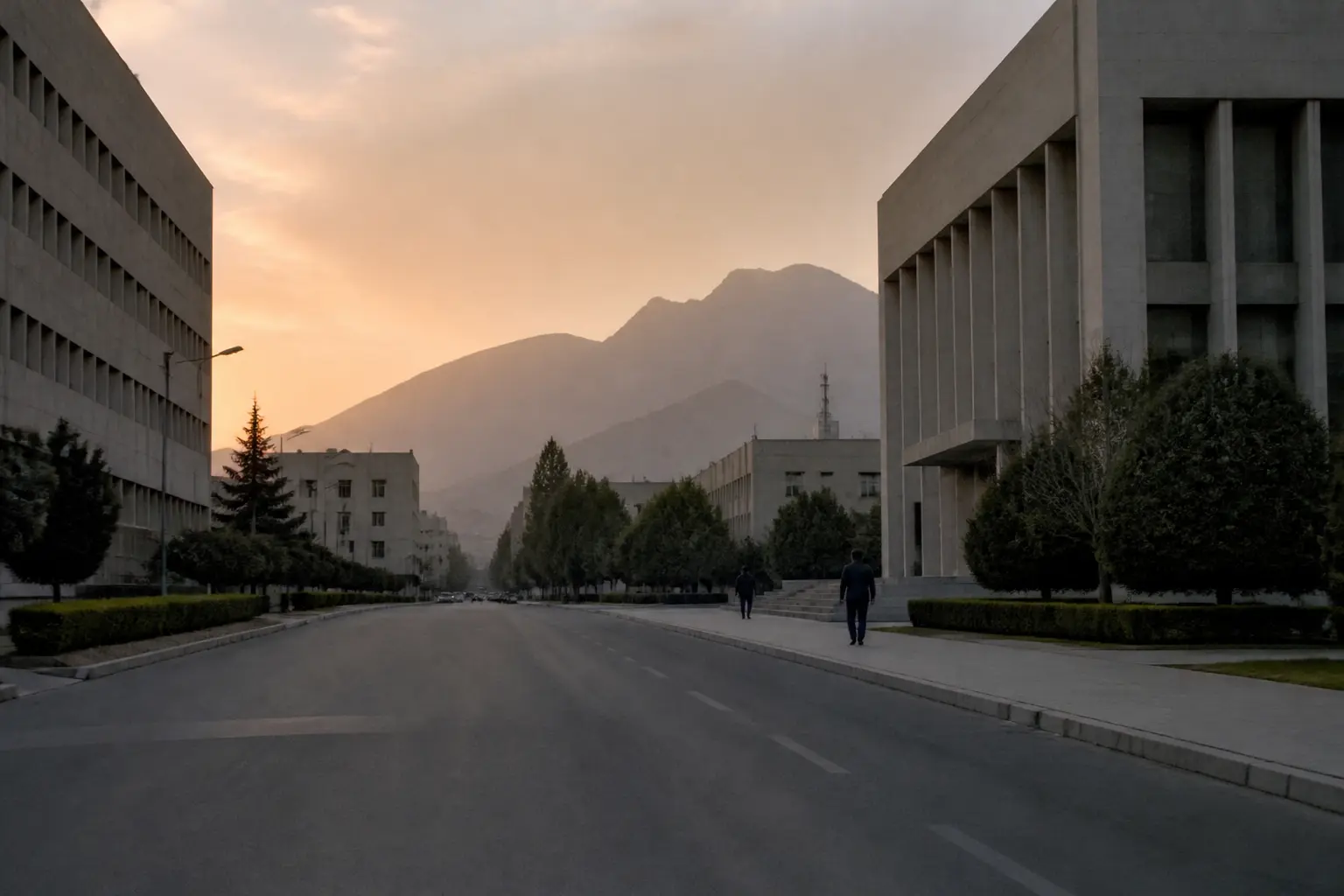 Eine ruhige Allee in einem Regierungsviertel von Teheran, im Hintergrund Berge