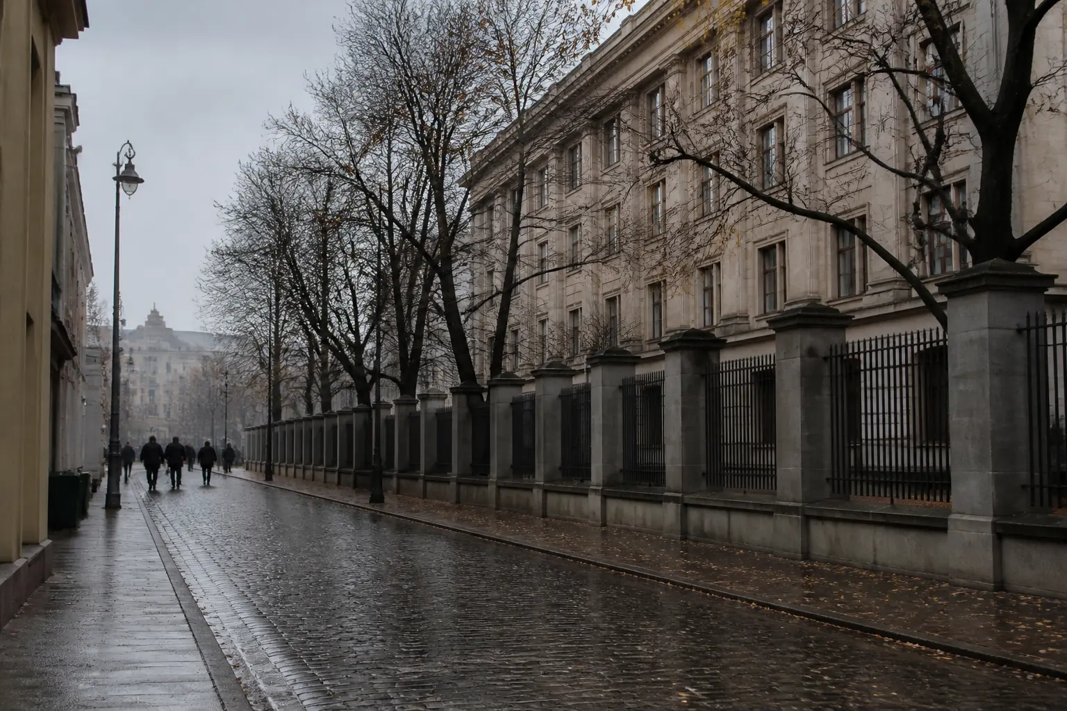 Un edificio de piedra vallado en una tranquila calle de Varsovia en un día nublado de otoño