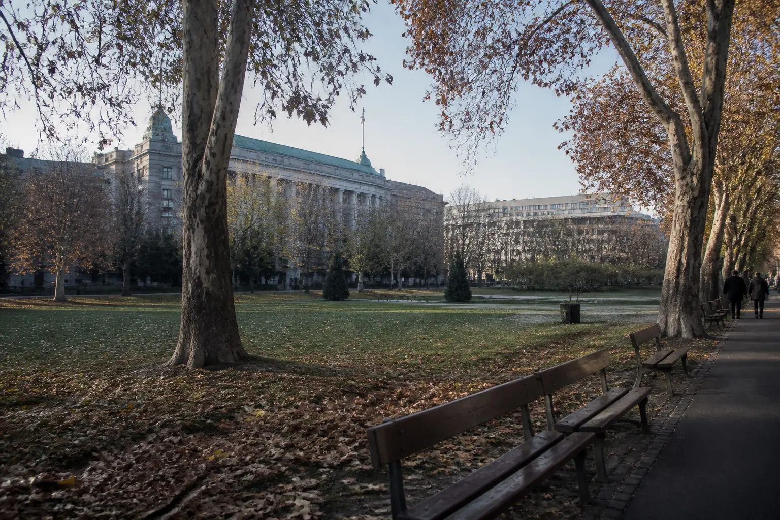 Ein Park im Zentrum Belgrads an einem Herbstmorgen, im Hintergrund Bäume und Gebäude.
