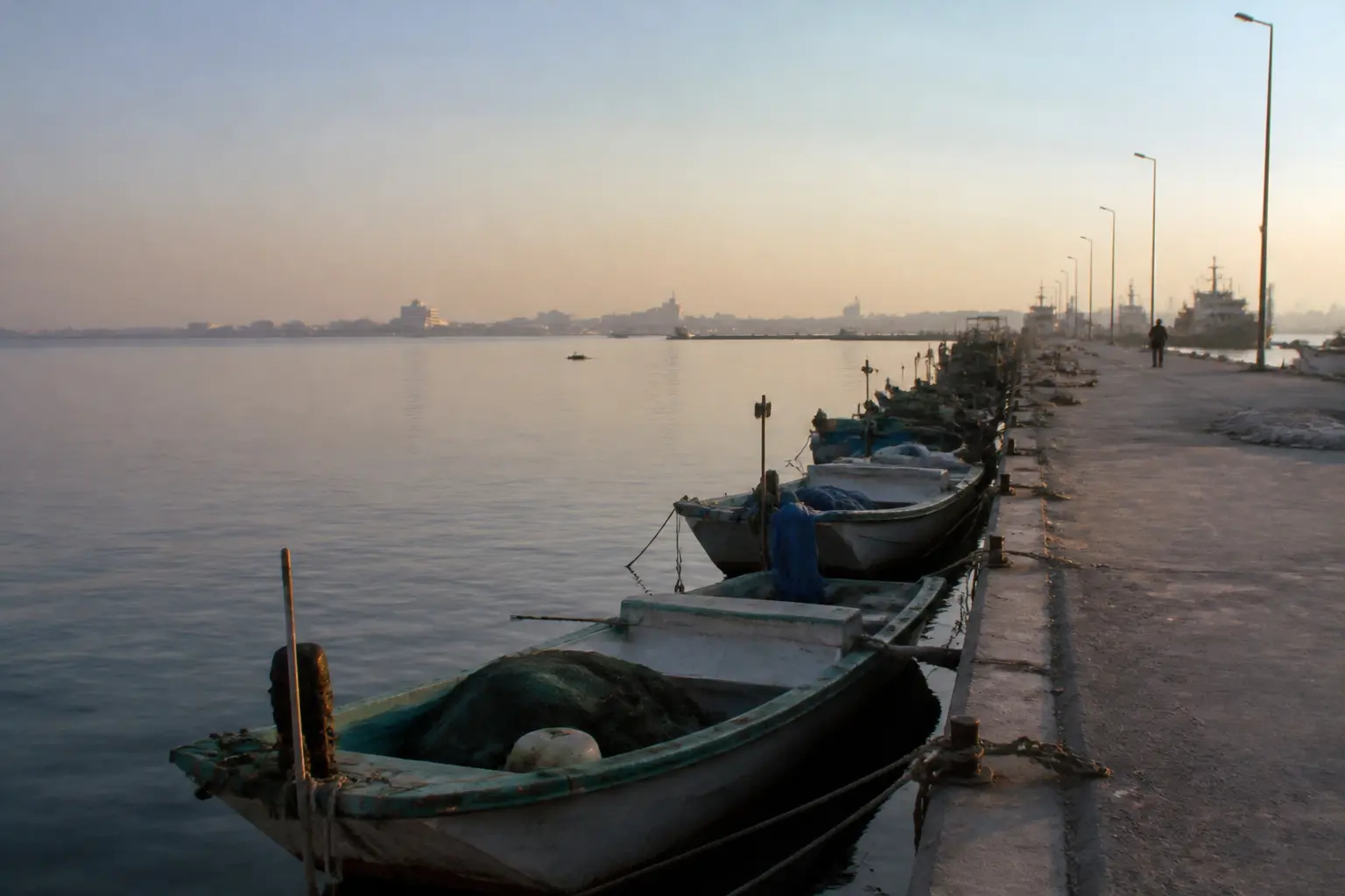 Fischerboote liegen im Morgengrauen an einem Hafen an der Golfküste vertäut